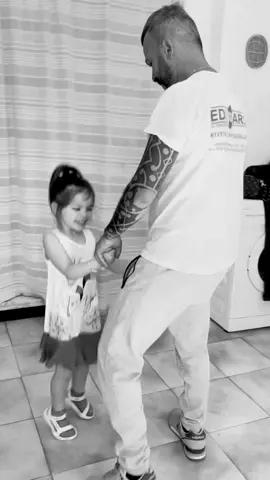 Un ragazzo incontra una ragazza 👨‍👧l’amore della sua vita ❤️#perte #neiperteee #virale #padreefiglia @kristian-lepuri 