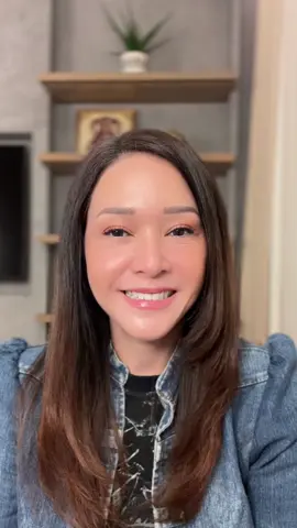 Semua orang pengen cerah glowing kulit wajahnya, nih gw kasih jagoan gw, serum yang anti ribet dan anti layer… MAX BRIGHT SERUM dari @KAYARU Mest JUARANYA… Dengan HERO INGREDIENTS yang super rich dan gak kaleng-kaleng : -2 % ALPHA ARBUTIN •menekan aktivitas melanin di kulit, membantu •mengurangi pigmen yang tidak diinginkan yang dapat terjadi akibat paparan sinar matahari.  •memperbaiki munculnya bintik-bintik penuaan dan melasma •Berkat sifat anti-inflamasinya, ia juga berguna untuk memudarkan bekas luka dan bekas jerawat •Mencegah hyperpigmentasi dan perubahan warna kulit. -3% TRAXENAMIC ACID •Menghambat produksi pigmen dalam sel pigmen (melanosit), menghalangi tranfser pigmen dari melanosit ke sel sel di lapisan atas kulit •Memperbaiki perubahan warna permukaan yang muncul karenq  kerusakan akibat sinar matahari -2% NIACINAMIDE •Membantu memudarkan noda merah lebih cepat •Dapat menurunkan produksi minyak sebum di kulit anda -LICORICE EXTRACT  •agen pencerah kulit •agen anti inflamasi -0,5 % BISABOLOL •Mempunyai efek menenangkan kulit dan juga efek anti penuaan -GLUTATHIONE •Master  antioxidant •Bekerja dengan menghambat aktivitas tirosinase yang membantu mencerahkan dan meratakan warna kulit -CERAMIDE •Membantu mencegah hilangnya kelembapan — menjaga kulit tetap terhidrasi dan kenyal Buat yang mau, klik keranjang kuning gw…. #maiaestianty #kayarumest #skincare #cerahkankulit #serumpencerah #pencerahwajah #gayaditiktok #skincareroutine #skincareroutine #skincaretips #glowingskin #flawless #fyp #foryoupage 