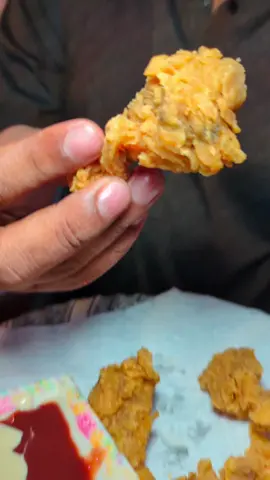 ২০২৪ সালেও পাওয়া যাচ্ছে মাত্র ১০ টাকার চিকেন ফ্রাই এবং ১০ টাকায় চিকেন সিঙ্গারা অল্প টাকায় খাবার খাওয়ার জন্য অনেক দূর থেকে মানুষ চলে আসে এখানে । যেখানে ফুটপাতে দোকান দিয়েই প্রতিদিন বিক্রি হচ্ছে ১৫ থেকে ২০ হাজার টাকা #foryou  #tiktok  #tranding  #foryoupage  #mangoseason  #Summer  #whattoeat  #whattocook  #viral  #viralvideo  #viraltiktok  #street  #streetfood  #arvlogs  #alvee #foodtiktok  #foodloveralvee  #vlogger  #bangladesh  #bangkadeshitiktok  #foodvlogs #chicken  #momo  #purandhaka  #dhaka #viralfood 