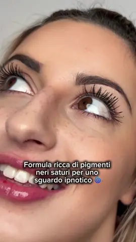 NON SONO PAZZESCHE QUESTE CIGLIA? 😍 Ovviamente grazie al nuovo Mascara Wonder Volume XXL di #Clarins #ClarinsXXLMascara #NotJustAMascara #adv 