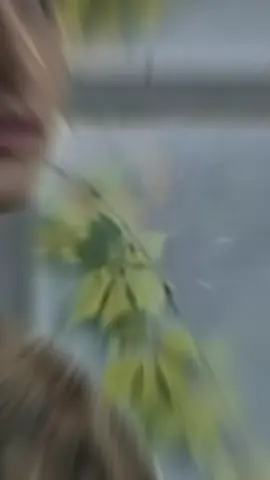 ﮐﯿﺎ ﺗﻢ ﺩُﮐﮫ ﻟﮑﮫ ﺳﮑﺘﮯ ﮨﻮ...؟ ﻣﯿﮟ ﻧﮯ ﺍﯾﮏ ﺩﻡ ﭘﻠﭧ ﮐﮯ ﺩﯾﮑﮭﺎ ﺗﻮ ﻭﮦ ﺁﻧﮑﮭﻮﮞ ﻣﯿﮟ ﺍﺿﻄﺮﺍﺏ ﻟﯿﮯ ﻣﯿﺮﯼ ﺟﺎﻧﺐ ﻣﺘﻮﺟﮧ ﺗﮭﯽ.. ﻣﯿﮟ ﻧﮯ ﺣُﺴﻦ ﺍﻭﺭ ﺩُﮐﮫ ﮐﺎ ﺍﺗﻨﺎ ﺣﺴﯿﻦ ﺍﻣﺘﺰﺍﺝ ﭘﮩﻠﮯ ﮐﺒﮭﯽ ﻧﮩﯿﮟ ﺩﯾﮑﮭﺎ ﺗﮭﺎ.. ﻣﯿﮟ ﺍﺳﮯ ﺳﻮﺍﻟﯿﮧ ﻧﻈﺮﻭﮞ ﺳﮯ ﺩﯾﮑﮭﻨﮯ ﻟﮕﺎ.. ﻭﮦ ﮐﭽﮫ ﭘﻞ ﺧﺎﻣﻮﺵ ﺭﮨﯽ ﺍﻭﺭ ﭘﮭﺮ ﺍﺱ ﻧﮯ ﺍﭘﻨﺎ ﺳﻮﺍﻝ ﺩﮨﺮﺍﯾﺎ، ﮐﯿﺎ ﺗﻢ ﺩﮐﮫ ﻟﮑﮫ ﺳﮑﺘﮯ ﮨﻮ...؟ ﻣﯿﮟ ﻧﮯ ﭘﻮﭼﮭﺎ ﮐﺲ ﮐﺎ ﺩﮐﮫ ﻟﮑﮭﻨﺎ ﮨﮯ..؟ ﺍﯾﮏ ﺍﺩﺍﺳﯽ ﻣﯿﮟ ﻟﭙﭩﯽ ﻣﺴﮑﺮﺍﮨﭧ ﻧﮯ ﺍﺱ ﮐﮯ ﻟﺒﻮﮞ ﮐﻮ ﭼُﮭﻮﺍ ﺍﻭﺭ ﺍﺱ ﮐﮯ ﮔﺎﻟﻮﮞ ﭘﺮ ﺍﯾﮏ ﺁﻧﺴﻮ ﭘﮭﺴﻠﺘﺎ ﭼﻼ ﮔﯿﺎ.. ﺁﻧﺴﻮ ﮐﯽ ﺍﺱ ﺟﺴﺎﺭﺕ ﺳﮯ ﺑﮯ ﻧﯿﺎﺯ ﻭﮦ ﻣﯿﺮﯼ ﺳﻤﺖ ﺩﯾﮑﮭﮯ ﮔﺌﯽ ﺍﻭﺭ ﭘﮭﺮ ﺩﮬﯿﺮﮮ ﺳﮯ ﺑﻮﻟﯽ ، ﻭﺻﻞ ﮐﮯ ﻣﺎﺭﻭﮞ ﮐﺎ ﺩﮐﮫ!.. ﻣﯿﮟ ﻧﮯ ﺍﺳﮯ ﮐﮩﺎ ﺑﯿﭩﮭﻮ، ﺍﭘﻨﺎ ﺩُﮐﮫ ﻣﺠﮫ ﺳﮯ ﮐﮩﻮ، ﻣﯿﮟ ﺍﺳﮯ ﺷﺎﻋﺮﯼ ﮐﺎ ﭘﯿﺮﮨﻦ ﺩﯾﺘﺎ ﮨﻮﮞ.. ﻭﮦ ﻣﺮﮮ ﺳﺎﻣﻨﮯ ﺑﯿﭩﮫ ﮔﺌﯽ ﻣﮕﺮ ﺍﺱ ﮐﯽ ﺁﻧﮑﮭﯿﮟ ﺩُﻭﺭ ﺧﻼﺅﮞ ﻣﯿﮟ ﮐﮩﯿﮟ ﮐﭽﮫ ﮈﮬﻮﻧﮉ ﺭﮨﯽ ﺗﮭﯿﮟ.. ﺑﮭﯿﺪ ﺑﮭﺮﯼ ﺧﺎﻣﻮﺷﯽ ﮨﻤﺎﺭﮮ ﺩﺭﻣﯿﺎﻥ ﺁﻥ ﭨﮭﮩﺮﯼ.. ﺻﺪﯾﻮﮞ ﭘﺮ ﻣﮩﯿﺖ ﺍﺱ ﺧﺎﻣﻮﺷﯽ ﮐﻮ ﺍﺱ ﮐﯽ ﺁﻭﺍﺯ ﻧﮯ ﺗﻮﮌﺍ.. ﺁﻧﮑﮭﻮﮞ ﻣﯿﮟ ﺁﺱ ﮐﯽ ﺟﻮﺕ ﺟﻼﺋﮯ ﺍﺱ ﻧﮯ ﮐﮩﺎ.. ﻣﯿﮟ ﻧﮯ ﺳُﻨﺎ ﺗﻢ ﻟﻔﻈﻮﮞ ﮐﮯ ﺟﺎﺩﻭﮔﺮ ﮨﻮ، ﺟﺐ ﭼﺎﮨﻮ ﮐﺴﯽ ﮐﻮ ﮨﻨﺴﺎ ﺩﯾﺘﮯ ﮨﻮ ﺍﻭﺭ ﺟﺐ ﭼﺎﮨﻮ ﮐﺴﯽ ﮐﻮ ﺭُﻻ ﺩﯾﺘﮯ ﮨﻮ.. ﻣﺠﮭﮯ ﺑﮭﯽ ﺍﭘﻨﯽ ﺟﺎﺩﻭﮔﺮﯼ ﮐﮯ ﺟﻮﮨﺮ ﺩﮐﮭﺎﺅ.. ﻣﯿﺮﯼ ﺁﻧﮑﮭﯿﮟ ﮐﺘﻨﮯ ﺑﺮﺳﻮﮞ ﺳﮯ ﭨﻮﭦ ﮐﺮ ﺑﺮﺳﻨﺎ ﭼﺎﮦ ﺭﮨﯽ ﮨﯿﮟ ﺍﻧﮭﯿﮟ ﺭُﻻ ﺩﻭ، ﻣﯿﮟ ﮐﺘﻨﯽ ﺻﺪﯾﻮﮞ ﺳﮯ ﮨﻨﺴﯽ ﻧﮩﯿﮟ ﮨﻮﮞ ، ﻣﺠﮭﮯ ﮨﻨﺴﺎ ﺩﻭ.. ﺗﻢ ﻟﮑﮭﺘﮯ ﮨﻮ ﺩُﮐﮫ ﻣﺤﺴﻮﺱ ﮨﻮﺗﮯ ﮨﯿﮟ.. ﺗﻢ ﻣﯿﺮﮮ ﺩﮐﮫ ﻣﺤﺴﻮﺱ ﮐﺮﻭ ﺍﻭﺭ ﺍﻧﮭﯿﮟ ﺍﭘﻨﮯ ﻟﻔﻆ ﺩﻭ.. ﻣﯿﮟ ﺍﻥ ﻟﻔﻈﻮﮞ ﮐﻮ ﭘﮍﮪ ﮐﺮ ﺭﻭﻧﺎ ﭼﺎﮨﺘﯽ ﮨﻮﮞ ﺍﻭﺭ ﺍﺱ ﺭﻭﻧﮯ ﭘﺮ ﺩﻝ ﮐﮭﻮﻝ ﮐﺮ ﮨﻨﺴﻨﺎ ﭼﺎﮨﺘﯽ ﮨﻮﮞ.. ﺑﮭﯿﺪ ﺑﮭﺮ ﯼ ﺧﺎﻣﻮﺷﯽ ﮐﺎ ﺍﯾﮏ ﺍﻭﺭ ﻭﻗﻔﮧ ﮨﻤﺎﺭﮮ ﺩﺭﻣﯿﺎﻥ ﺁﻥ ﭨﮭﮩﺮﺍ.. ﻭﮦ ﺳﺮﺍﭘﺎ ﻣﻨﺘﻈﺮ ﻣﯿﺮﯼ ﺟﺎﻧﺐ ﺩﯾﮑﮭﻨﮯ ﻟﮕﯽ .. ﻣﯿﮟ ﻧﮯ ﮐﺎﻏﺬ ﺍﭨﮭﺎﯾﺎ ﺍﻭﺭ ﺳﻮﭼﺎ ﺍﺱ ﺍﻟﺠﮭﯽ ﮐﮩﺎﻧﯽ ﮐﻮ ﮐﮩﺎﮞ ﺳﮯ ﺷﺮﻭﻉ ﮐﺮﻭﮞ.. ﻣﯿﮟ ﻧﮯ ﺍﺱ ﮐﯽ ﺟﺎﻧﺐ ﺩﯾﮑﮭﺎ.. ﻭﮦ ﺟﻮ ﻣﯿﺮﮮ ﺳﺎﻣﻨﮯ ﮨﻮ ﮐﺮ ﺑﮭﯽ ﻣﯿﺮﮮ ﺳﺎﻣﻨﮯ ﻧﮩﯿﮟ ﺗﮭﯽ.. ﺍﺱ ﮐﮯ ﻟﺒﻮﮞ ﭘﺮ ﺍﯾﮏ ﻣﺪﮬﻢ ﻣﺴﮑﺮﺍﮨﭧ ﮐِﮭﻠﻨﮯ ﮐﻮ ﻣﻨﺘﻈﺮ ﺗﮭﯽ ﺍﻭﺭ ﺍُﺱ ﮐﯽ ﺁﻧﮑﮭﻮﮞ ﻣﯿﮟ ﮐﺌﯽ ﺳﺎﻭﻥ ﺑﺮﺳﻨﮯ ﮐﻮ ﺑﮯ ﺗﺎﺏ ﺗﮭﮯ.. ﮐﺌﯽ ﺷﺮﯾﺮ ﻟﭩﯿﮟ ﺍﺱ ﮐﮯ ﺩﻝ ﮐﯽ ﮐﯿﻔﯿﺖ ﺳﮯ ﺑﮯﻧﯿﺎﺯ ﺍﺱ ﮐﮯ ﭼﮩﺮﮮ ﺳﮯ ﺍﭨﮭﮑﯿﻠﯿﺎﮞ ﮐﺮ ﺭﮨﯽ ﺗﮭﯿﮟ.. ﺍﺱ ﮐﯽ ﮐﻼﺋﯽ ﺳﮯ ﻣﻮﺗﯿﮯ ﮐﺎ ﺍﯾﮏ ﺳﻮﮐﮭﺎ ﮔﺠﺮﺍ ﻟﭙﭩﺎ ﺗﮭﺎ ﺍﻭﺭ ﺍﺳﮯ ﮐﮯ ﺑﺎﺋﯿﮟ ﭘﺎﺅﮞ ﻣﯿﮟ ﺍﯾﮏ ﭘﺎﺯﯾﺐ ﮨﻮﻟﮯ ﮨﻮﻟﮯ ﻟﺮﺯ ﺭﮨﯽ ﺗﮭﯽ.. ﻣﯿﮟ ﻧﮯ ﺍﺳﮯ ﻣﺨﺎﻃﺐ ﮐﯿﺎ ﺍﻭﺭ ﮐﻮﺭﺍ ﮐﺎﻏﺬ ﺍﺳﮯ ﺗﮭﻤﺎ ﺩﯾﺎ.. ﺍﺱ ﻧﮯ ﺍﯾﮏ ﻧﻈﺮ ﮐﺎﻏﺬ ﭘﺮ ﮈﺍﻟﯽ ﺍﻭﺭ ﻣﯿﺮﯼ ﻃﺮﻑ ﺩﯾﮑﮭﺎ.. ﺍُﺳﮯ ﻭﮨﯽ ﻣﻮﺳﻢ ﻣﯿﺮﮮ ﭼﮩﺮﮮ ﭘﺮ ﺑﮭﯽ ﻧﻈﺮ ﺁﯾﺎ.. ﻣﯿﮟ ﻧﮯ ﻧﻈﺮﯾﮟ ﺟُﮭﮑﺎ ﻟﯿﮟ.. ﺑﮭﯿﺪ ﺑﮭﺮﯼ ﺧﺎﻣﻮﺷﯽ ﮐﺎ ﺍﯾﮏ ﻣﺨﺘﺼﺮ ﻣﮕﺮ ﺟﺎﻥ ﻟﯿﻮﺍ ﻟﻤﺤﮧ ﮨﻤﺎﺭﮮ ﺩﺭﻣﯿﺎﻥ ﺁﻥ ﭨﮭﮩﺮﺍ.. ﻟﺒﻮﮞ ﭘﺮ ﺍﯾﮏ ﺁﺳﻮﺩﮦ ﻣﺴﮑﺎﻥ ﻟﯿﮯ ﻭﮦ ﭘﮭﻮﭦ ﭘﮭﻮﭦ ﮐﺮ ﺭﻭﻧﮯ ﻟﮕﯽ.......!! #SupportEachOther #foryou #foryoupage 