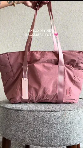 This tote bag is an essential, especially for the summer! 🙌🏼 Spacious, stylish, and functional 🩷  #bagsmart #totebagaesthetic #cutetotebag #unboxwithme #summermusthaves 