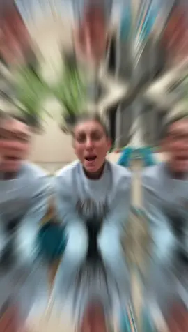 ✔︎Así lo dice la neurociencia del cuerpo (con la fabulosa Nazareth Castellanos como principal referente) Y resulta que los cinco sentidos que nos enseñaron en jardín de infantes son los menos importantes para el cerebro.  👉🏻¿Cuáles son entonces?  ➜Los 5 sentidos de la EXTEROCEPCION (visión, gusto, olfato, tacto y audición) por los que percibimos el mundo exterior ➜La PROPIOCEPCION Nos da info de la relación del cuerpo con el mundo: la percepción de los ángulos articulares, las tensiones musculares, del movimiento, la postura y el equilibrio.  ➜La INTEROCEPCION Es la percepción de sensaciones físicas desde el interior del cuerpo. Sensaciones de los órganos internos, como las vísceras, estómago, los latidos del corazón, la respiración, la saciedad. 🧐¿Qué sentido dice la ciencia que es el más importante de los 7? ¡A ver si adivinás! Dejame tu respuesta acá abajo!  . . . #besomatic #yogaybruxismo #inteligenciaemocional #yoga #neurociencia #trauma #emocionesyyoga #yogaespecializadoentrauma #sentidos #interocepcion #propiocepcion #interocepcion