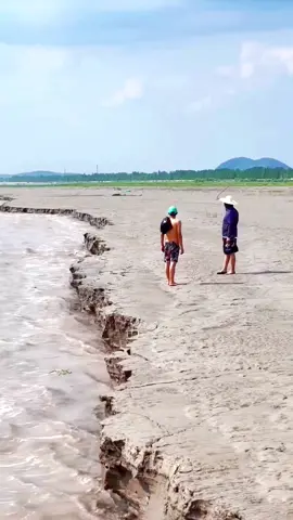 Look at the two guys, they even didn’t aware that they are in danger,this is the northside of Qiantang river, every spring the earth drop into the river.#fyp#fypage #viraltiktok #ocean#sea#Qiantang#river#China @YunPu  @YunPu  @YunPu @Nature @oceanlife-fishing 