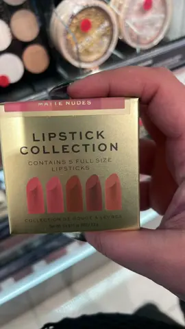 A jaká je vaše oblíbená?💄🫦 #mattelipstick #lipstick #revolution 