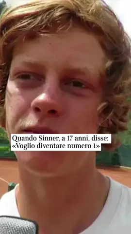 Quando Sinner disse: «Voglio diventare numero 1»: il video è virale Era il 18 agosto 2018 e un diciassettenne Jannik Sinner confidava il suo sogno in un'intervista al termine della finale dell’ITF Men Val Gardena contro il 26enne tedesco Peter Heller. «Il mio sogno è diventare numero 1 al mondo, vincere tanti Slam però senza fretta. Ancora ho tempo, sono giovane. Secondo me sono sulla strada giusta e adesso dobbiamo continuare così». Poco meno di sei anni dopo, quel desiderio è realtà. #janniksinner #sinner #atp #djokovic #notiziedelgiorno #corrieredellasera