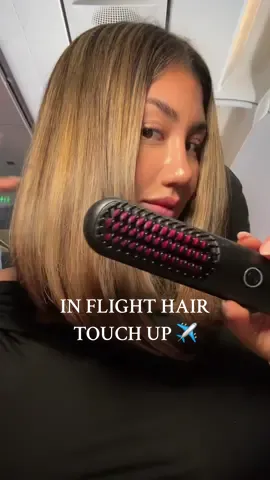 In flight hair touch up with @TYMO BEAUTY US porta straightner because I’m always going places ✈️✨ #tymoporta #tymobeauty #tymo #cordlesshaircurler #besthair #tiktokshopfinds #hairtutorial #TikTokShopSummerSale 