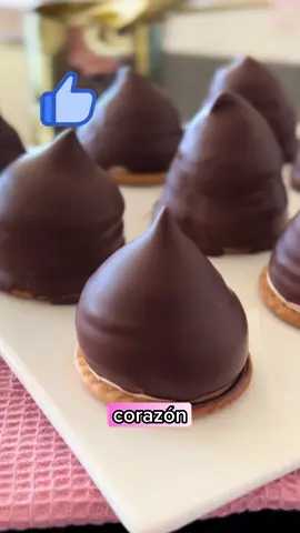 Ricarditos caseros INGREDIENTES ⬇️ Llevar a baño María 90 grs de clara o 3 claras aprox (huevos medianos) Con 160 grs de azúcar  Fuego medio revolviendo hasta disolver cristales de azúcar . Sacar del fuego y Llevar a batir a velocidad máxima hasta que se enfríe el recipiente y cobre consistencia , agregar 1 cdta de vainilla  Colocar en manga con un pico redondo liso y formar Ricarditos sobre cualquier galleta dulce, en mi perfil están las caseras de masa sablee  Disolver 400 grs de chocolate semiamargo , chocolate de baño de repostería y agregar 1 cucharada de aceite  Para disolverlo de forma correcta llevar En tandas de 30 segundos a micro revolviendo entre tanda y tanda o a baño María fuego medio sin dejar de remover  Dejar secar hasta que endurezca el chocolate ! Apoyarlo sobre papel manteca para que no se pegue. #ricardito #ricarditocasero #ricarditoscaseros #recetadericarditos #pasteleria #reposteria #recetasdulces #meriendas