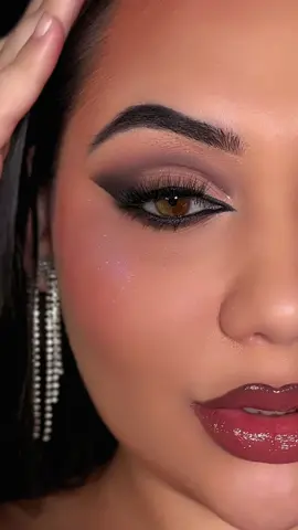 Fácil e para qualquer ocasião. Sombra: Jaclyn Hill (Vol 1) Lápis: @Payot Brasil  Máscara de cílios: RubyRose Corretivo: @Catharine Hill  Pó solto: @Linha Bruna Tavares 