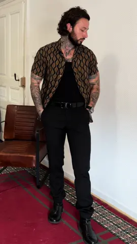 Une chemise à motifs sur une tenue noire devient la pièce maîtresse ! Donnant du dynamisme et du contraste à l'ensemble ✅✨ . . . #modemasculine#hommetransgenre#lookdujour#inspiration#idéesdetenue#outfitideas#stylegoals#modemasculine