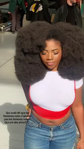 Contrairement à ce qu’on pourrait nous faire croire, les hommes noirs ne rejettent absolument pas la femme noire quand elle a un Afro , au contraire🥰#black #viral #tiktok 