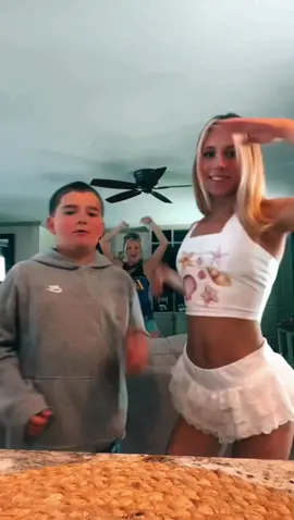 I cant dance but we tried😂