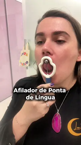 Sempre em busca das melhores ferramentas para os meus pacientes, hoje estou utilizando o Afilador de Ponta de Língua da @audiofonosaude. Este aparelho é excelente para tonificar a ponta da língua e estimular as funções de elevação e abaixamento da língua. Como resultado, há uma melhora significativa nas funções miofuncionais, na fala e na fonação! 👅💪  Cliente: @Kamila Custódio  #fonoaudiologia #terapiadafala #Saúde #fonoaudiologa #fonodeadulto #fonoterapia #fonoterapiaadulto #afilador 