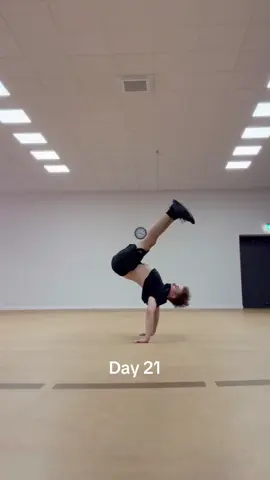 Day 21 | Invert to Backflip Got a lot of energy now that I‘m taking a rest day every week 😅 . . . #bboy #bboying #breaking #breakdance #breakdancer #training #bboyphil_ #invert #invertfreeze #hollowback 
