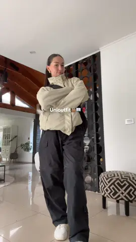 El unioutfit de hoy🧣📖👜siempre me preguntan como verde bien y estar abrigada, yo amo la conbinacion de pantalones carno y cortavientos✨🧚 #outfitideas #unioutfitsinspo #inspooutfit #fitcheck #outfitotoño 