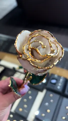 Who says anniversaries have to be hard? Forever roses are the perfect, lasting gift 🌹  #stullerjewelry #foreverroses #anniversary #giftideas #goldroses 