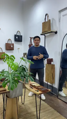 Es la primera vez que salgo hablando frente a la cámara me moría de nervios pero creo que ya lo estoy superando,  mil gracias a todos los que estuvieron detrás de este proyecto se vienen cosas interesantes que les iremos comentando poco a poco. Invitarlos a que nos visiten en Av Grau 604 Barranco de 12 a 19hrs (previa cita ) Los esperamos ! #herculesleathergoods #leather #buyfolk #handmade #leathercraft #leatherwork #leathergoods #compralocal #barranco #madeinperu #hechoenperu #diseñoperuano #perumoda #diseñominimalista