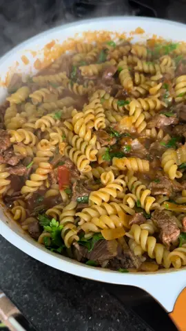 Macarrão delicioso Eitaaa que eu acho esse prato prático suculento e saboroso mana e fica perfeito nos dias corridos né?🍝🤤 700 gramas de coxão mole  1 cebola  3 dentes de alho  1 tomate picado  Sal a gosto, páprica defumada e pimenta do reino  Água quente para cobrir toda massa  #receitadaprilardocelar