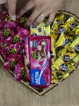 Bandeja de coração recheado com Chocolates Sonho de Valsa e Ouro Branco.  Dayane Cestas 💕 #cestas #cestaspersonalizadas #cestadechocolate #lacta  #contagemmg 
