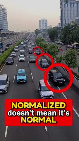 Over the shoulder: Normalized doesn’t mean it’s normal. It’s fairly – or rather very – common to see the shoulder of toll roads being misused by cars, buses and trucks alike to skip the line when traffic is dense. Of course, it doesn’t work like that as you need to merge ahead, creating another point of friction that’s prone to spawning more traffic jams, but those jumping the queue are so selfish they don’t care about that at all. They also don’t realize that the shoulder is meant for emergency vehicles in case of an accident; they’re also slowing down that, making traffic jams after accidents last longer than needed.