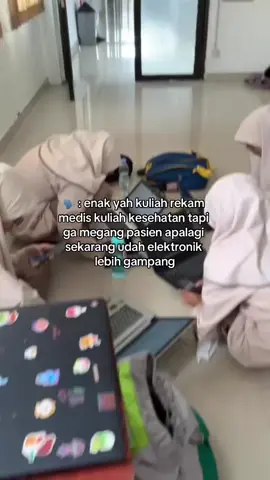 🗣️: kenapa masuk rmik? 👩🏼: peluang kerjanya masih banyak jadi gampang kerjanya. AAMIIN YAALLAH, semangat semuanya🤩 rata-rata itu semua alasan temen” masuk taunya masyaallah😍 #rekammedis #fyp #kesehatan #medicalrecords #poltekkes #kemenkes #poltekkeskemenkes #fypシ゚viral 