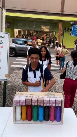 Passersby take on the Color Bottle Challenge! Can they match all the colors correctly?🎨🍼 Watch the fun and see who beats the clock! Follow for more street game adventures! #StreetGames #ColorChallenge #funinthestreets #acetogame #jogosderva #DesafioDasCores #diversâonarua