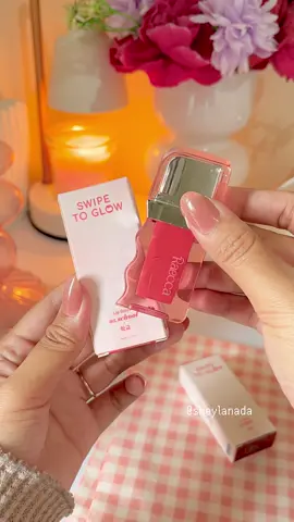 ౨ৎ˚ Pretty lipgloss recommendation ⟡˖ ࣪ Suka banget sama lipglossnya @raeccaofficial inii, warnanya pigmented cantik bangett, udah gitu ngelembabin bibir dan bikin bibir keliatan plumpy sehatt💗🥹 Aku suka shade School karena warnanya natural dan bikin segerr, di aku yang bibirnya gelap bisa nutup warna asli jadi mlbb gituu, must have banget sii apalagi buat yang suka soft natural look wajib punyaa💗💗💗 #raecca #raeccalipgloss #swatchlipgloss #aesthticmakeup #swipetoglow #raeccaswipetoglow #rekomendasilipgloss #tintedlipgloss #BeautyTok 