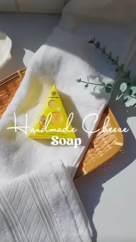 bau dia best takde bau pelik² 😍 yang best boleh pakai dkt badan tau🧀 sape ade masalah skin boleh try homemade chees soap ni🧀  #nurzazua #nrazua #cheesesoap🧀 #cheesesoapviral #homemadecheesesoap #gardengleecheesesoap @gardenglee_ 