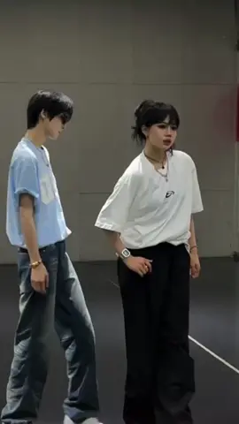 “如果能和你同撑一把伞 我希望这雨一直下”#双人舞 #雨爱 #meya 