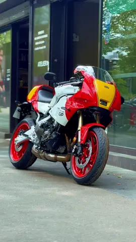 La XSR 900 GP est disponible en magasin ! 👀 Qu’attendez-vous pour venir la voir ? 🤩 Pour plus d’informations contactez nous ! 👇 🏠YAM PARIS 15 👉 145 boulevard Lefebvre 75015 PARIS ☎️ 01 45 22 74 90 . Le Tracker haute performance👇 🚔📍 www.spion-service.com . La boutique en Ligne Yam Paris 15👇 📲🌐 https://yam-paris-15.fr #yamaha #yam #yamahaxsr #xsr #xsr900 #xsr900gp #yamaharacing 