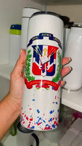 Skinny Tumbler al estilo dominicano. @crearte_jen #skinnerthumbler #dominicana🇩🇴 #escudodominicano #termopersonalizado 