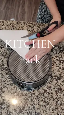 How to maintain the correct shape of parchment paper? #parchmentpaper #momhacks #momhack #bakersoftiktok #KitchenHacks #momtipsandtricks #trendingkitchengadgets2024  #cheapgadgets 