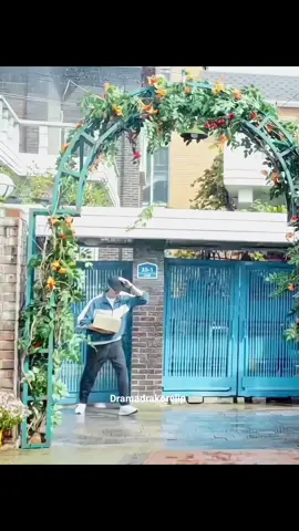 Menurutku, titik keberhasilan Lovely Runner yg bikin BOOOOOM itu ada di eps 2, scene terakhir. Ga nyangka banget cowonya naksir duluan bikin jiwa fakir cinta kita meronta2.. Haha.. #reels #kdrama #lovelyrunner #kimhyeyoon #byeonwooseok #dramakorea #koreandrama #kdramarecommendations #rekomendasidrakor #kdramarecommended 