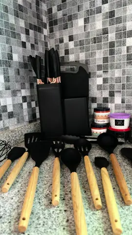 ✨ O QUE ACHARAM DESSE KIT? ✨ -Contém 19 peças: 1 Fuê 1 Tábua  5 Facas  1 Pincel 1 Tesoura  1 Suporte 1 Pegador  8 Colheres  #shoppe #achadinhos #kitcozinha #utensiliosdecozinha #cozinha 