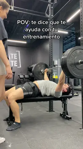 Si no te ayudan asi 😂🚩 #gymcrush #gymrat #gym #benchpress #Fitness #fitcouple 