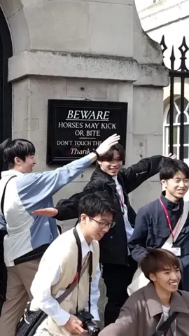 JAPANESE POP GROUP VISIT HORSE GUARDS PARADE 😂😂 #london2024 #kingsguard #royalguard #london #horse #viral #omg #foryou #خيل_وخياله🐎 #خيل #horseguards 