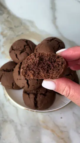 Зберігайте рецептик💓 Пропорції: - 2 яйця  - 150 грам цукру  - Дрібка солі  - 10 грам ванільного цукру  - 30 грам какао  - 40 грам крохмалю  - 120 мл олії  - 10 грам розпушувачу  - 300 грам борошна  Випікати при 180* 10-15 хв. #рецепт #рецептпечива #шоколаднепечиво #простийрецепт #рекомендації #україна🇺🇦 #українськийтікток #пряники 