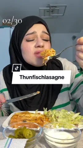 Diät Tag 2  Für Gewichtsupdate 👉🏻 @Lana's.STUFF  Thunfisch-Lasagne (4 Personen) 1 pck. Lasagneblätter 2 Dosen Thunfisch  300 ml Sahne 250 ml Wasser 2 El Frischkäse 1 große Rote Zwiebel (klein gewürfelt) 2 Knoblauchzehen  150 g  Champignons (in Scheiben) 100 g Mais 1,5 El Tomatenmark  Olivenöl (zum anbraten) Salz Pfeffer  Muskatnuss  Thymian  Oregano  Mozzarella (in dünne Scheiben) Geriebener Käse (zum überbacken) Zubereitung: - Zwiebel & Knoblauch klein hacken mit Olivenöl anbraten  - Tomatenmark mit anbraten  - Champignons in Scheiben & dazugeben - Mit Sahne/Wasser ablöschen  - Gewürze/Frischkäse dazugeben & einmal aufkochen  - Herd auf 3  - Thunfisch & Mais dazugeben und ca. 30 min köcheln lassen - Lasagne Schichten (Soße/Lasagneblatt/Mozzarella Scheiben) - Geriebenen Käse drüber geben bei 180 Grad Umluft 25 Minuten abgedeckt Backen & dann nochmal ca. 5 min unabgedeckt Backen (bis der Käse goldbraun wird) Salat Eisbergsalat 1 Rote Zwiebel 1 Spritzer Zitronensaft  Salz Honig-Senf Dressing von Action (Rezept zum selber machen von einer Zuschauerin 👉🏻 Öl, Weisser Balsamico, Senf, Agavendicksaft (oder Honig), Salz, Pfeffe, Salatkräuter TK) #day2 #diät #fasten #abnehmen #gewicht #mukbang #essen #fyp 