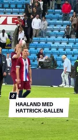 Haaland leker seg med hattrick-ballen🇳🇴🔥 #erlinghaaland #haaland #hattrick 