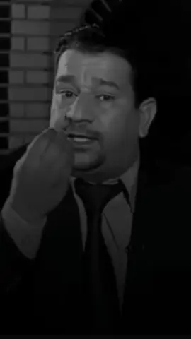 انت خليك بمكاني وكلي بالحل اليريح  بيه صوت يهزله دنيا وما كَدر بسمك يصيح  