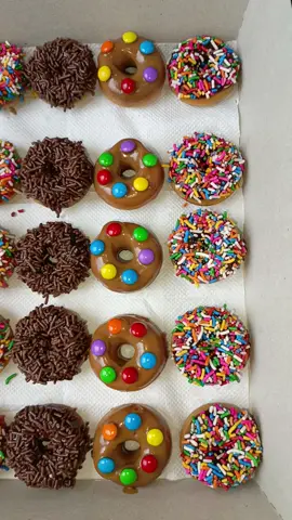 Disfruta de nuestra deliciosa caja de 30 Mini Donas, para compartir en familia, reuniones o eventos. Por tan solo 5$ 🍩 Escríbenos al DM para realizar tu pedido o WhatsApp al 0412-1774687. Pide nuestro menú y personalizalas a tu manera. Qué esperas? Haz tu pedido YA! #minidonas #cumana #donas #sucre #donuts #chocolate #arequipe #dulce #sabor #familia #regalos #viralvideo #viraltiktok #fyp #like #regalo 