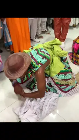 Sem folha não tem Orixá.  ewê ô Sa ó 💚🌿 . . 🎥: @Ogifé Fotografia 📸  #ossaim #orixa #candomble #agué #viral 