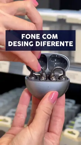 O #Huawei Free Clip, apresenta um formato esférico minimalista que dá aos fones de ouvido uma aparência elegante. Cada fone de ouvido pesa apenas cerca de 5,6 gramas e vem com um design ergonômico que os torna confortáveis e leves.  Graças ao design de ouvido aberto, você pode mergulhar na música, enquanto fica atento às mudanças nos sons ambientes, seja no escritório ou fazendo exercícios. Ouça por até 8 horas usando apenas os fones de ouvido com uma única carga ou ouça por até 36 horas com um estojo de carregamento totalmente carregado  #fone #auricular #huawei #fonedeouvidobluetooth #comprasparaguai #shoppingchina #fonesemfio 