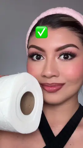 Super hack de maquillaje para cuando no tengas con que aplicar tu polvo 🤩🤌🏻 comparte si te sirvio 🥰 #makeuphacks #beautyhacks #beautyhack #maquillaje #makeup #beauty 