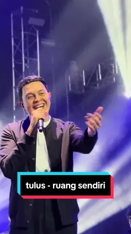 kita tetap butuh ruang sendiri, sendiri.  #tulus #liveperformance #konsermusik 