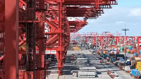 Puerto de Yangshan, Shanghai🇨🇳, es actualmente el puerto de contenedores más grande y automatizado del mundo. ☺️