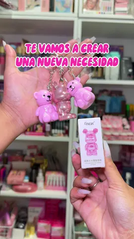 Para la nueva moda de colgar de todo en tu mini bag 🌈#fyp #fypシ #maquillaje #labial #lipgloss #tintas #argentina #viral 