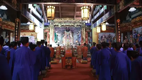 CHÍNH NHẤT ĐẠO Đạo giáo có hai đại tông phái lớn: Toàn Chân Đạo và Chính Nhất Đạo. Trong đó, Chính Nhất phái do Tổ Thiên Sư Trương Đạo Lăng lập giáo khai thủy thời Đông Hán, còn Toàn Chân Phái đến đời Tống-Nguyên, do Vương Trùng Dương Tổ sư khai khởi tông phong. Vào đời Đông Hán, Trương Đạo Lăng Thiên Sư được Thái Thượng Lão Quân giáng thế truyền thụ “Chính Nhất Minh Uy Phẩm Lục”. Một số truyền thống tin nhận “Chính Nhất chi đạo” chính là do pháp chỉ của Lão Quân mà hình thành, do đích thân Lão Quân truyền thụ diễn giáo. Trong “Vân Cấp Thất Thiêm” đề cập Chính Nhất có nghĩa là “chân nhất vi tông”. “Chính” tức lấy chính trị tà. “Nhất”, tức “nhất dĩ thống vạn”.  Chính Nhất Phái do các phái Phù Lục tổ hợp thành. Gồm Long Hổ Tông, Mao Sơn Tông, Các Tạo Tông, Thái Nhất Đạo, Tịnh Minh Đạo cho đến Thần Tiêu, Thanh Vi, Đông Hoa, Thiên Tâm. Chính Nhất Phái Thiên Sư Đạo lấy “Chính Nhất Kinh” là kinh điển chính mà các giáo đồ tuân theo. “Chính Nhất Kinh” đề cao các hoạt động hành trì liên quan đến họa phù niệm chú, tróc quỷ trừ tà, kỳ phúc nhương tai, trai tiếu tế tự, v.v… Trong Chính Nhất Phái, Thiên Sư Đạo có tổ đình tại Long Hổ Sơn đứng đầu Tam Sơn Phù Lục. Kì thực, ban đầu Tam Sơn ám chỉ Long Hổ Sơn, Võ Đang Sơn và Hạc Minh Sơn. Về sau, Tam Sơn chỉ Long Hổ Sơn, Mao Sơn và Các Tạo Sơn. Tam Sơn ám chỉ các đại môn phái được truyền thụ Lôi Pháp. Những giáo pháo này dần sáp nhập với Chính Nhất Phái vào đời nhà Minh, từ đó, Thiên Sư Đạo thống lĩnh Tam Sơn Phù Lục. 