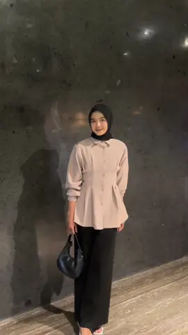 Midweek fit check😍 Biarpun belum weekend outfit harus tetap kece maksimal dengan laufey shirt💕 #ngantorpakaitheblouse #kemejacantik #saletanggalkembar 