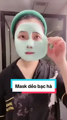 MASK DẺO BẠC HÀ HÀNG LOẠI 1 CHO CÁC SPA giúp: - Cân bằng độ ẩm cho da - Điều tiết và kiềm nhờn cho da dầu - Hết  mụn, kháng khuẩn cho da - Tinh chất lá bạc hà giúp giảm viêm, ngừa mụn tái phát - thu nhỏ lỗ chân lông, giảm nhăn, làm mờ đốm nâu - Dưỡng da khỏe mạnh và tươi mát Hướng dẫn sử dụng: - Rửa mặt thật sạch - Pha 2 thìa bột Mặt nạ với 2 thìa nước lọc (hoặc sữa tươi không đường), khuấy đều cho hỗn hợp nở mịn - Thoa đều hỗn hợp lên mặt, thư giãn từ 15 - 20 phút để da hấp thu hết dưỡng chất - Gỡ bỏ miếng mặt nạ và rửa mặt sạch lại với nước, mặt nạ dẻo có thể gỡ cả tảng to rất tiện Lưu ý:  - Không sử dụng nước nóng để pha hỗn hợp - Không nên ngồi quạt trực tiếp khi đắp mặt nạ - Đắp mặt nạ từ 2 - 3 lần/ tuần #thammyhuyentrang #nanocee #maskdeobacha #botmatna #botmatnabacha #botmatnadeo 